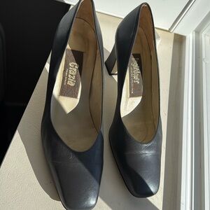 Gorgeous leather gray pump with leather lining and solid heel 3 1/2β from Spain